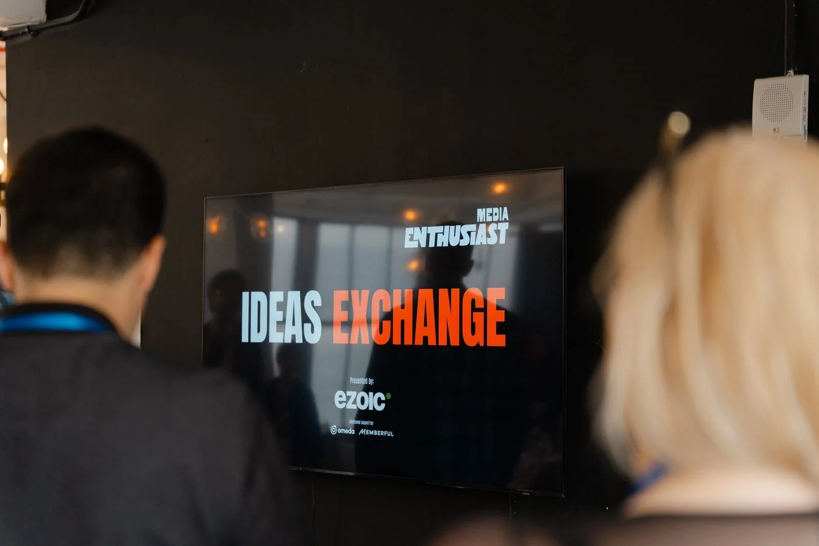 会场大屏：MEDIA ENTHUSIAST IDEAS EXCHANGE，Presented by ezoic，Additional support by omeda and MEMBERFUL
