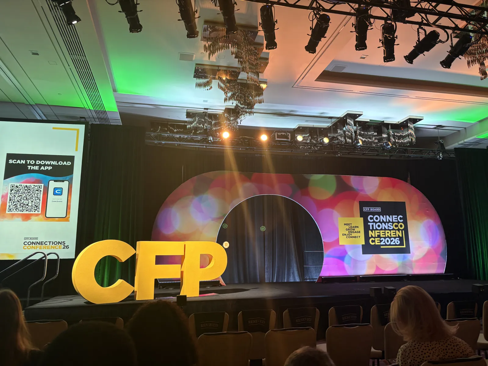 主会场开场前，舞台前立着巨大的黄色 CFP 字母，背景是 Connections Conference 2026 的彩色主视觉