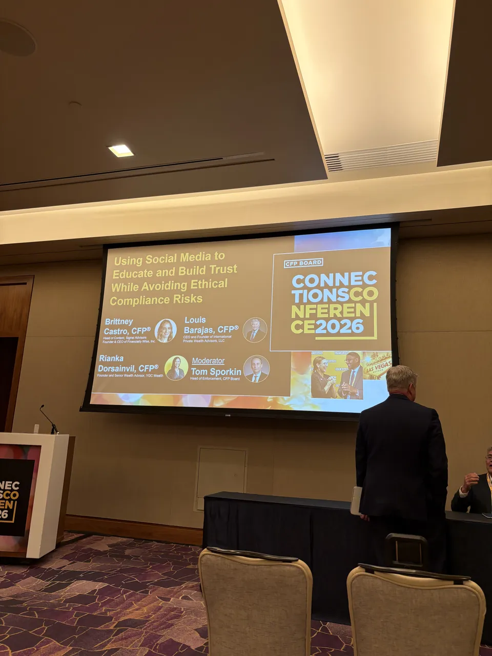 分论坛 slide：Using Social Media to Educate and Build Trust While Avoiding Ethical Compliance Risks，列出 Brittney Castro、Louis Barajas、Rianka Dorsainvil 和主持人 Tom Sporkin