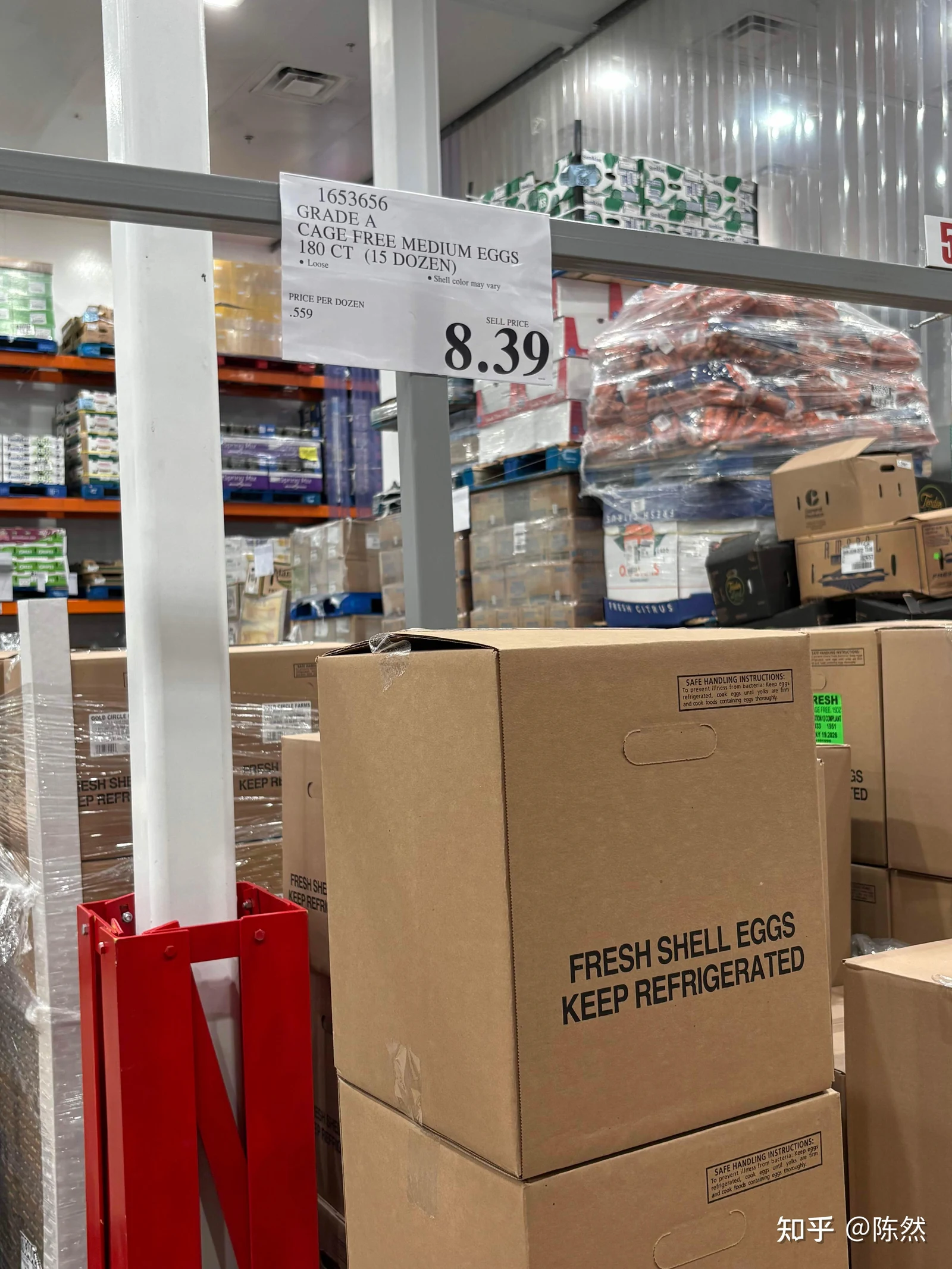 Costco Business Center 的 180 个鸡蛋整箱包装与价签